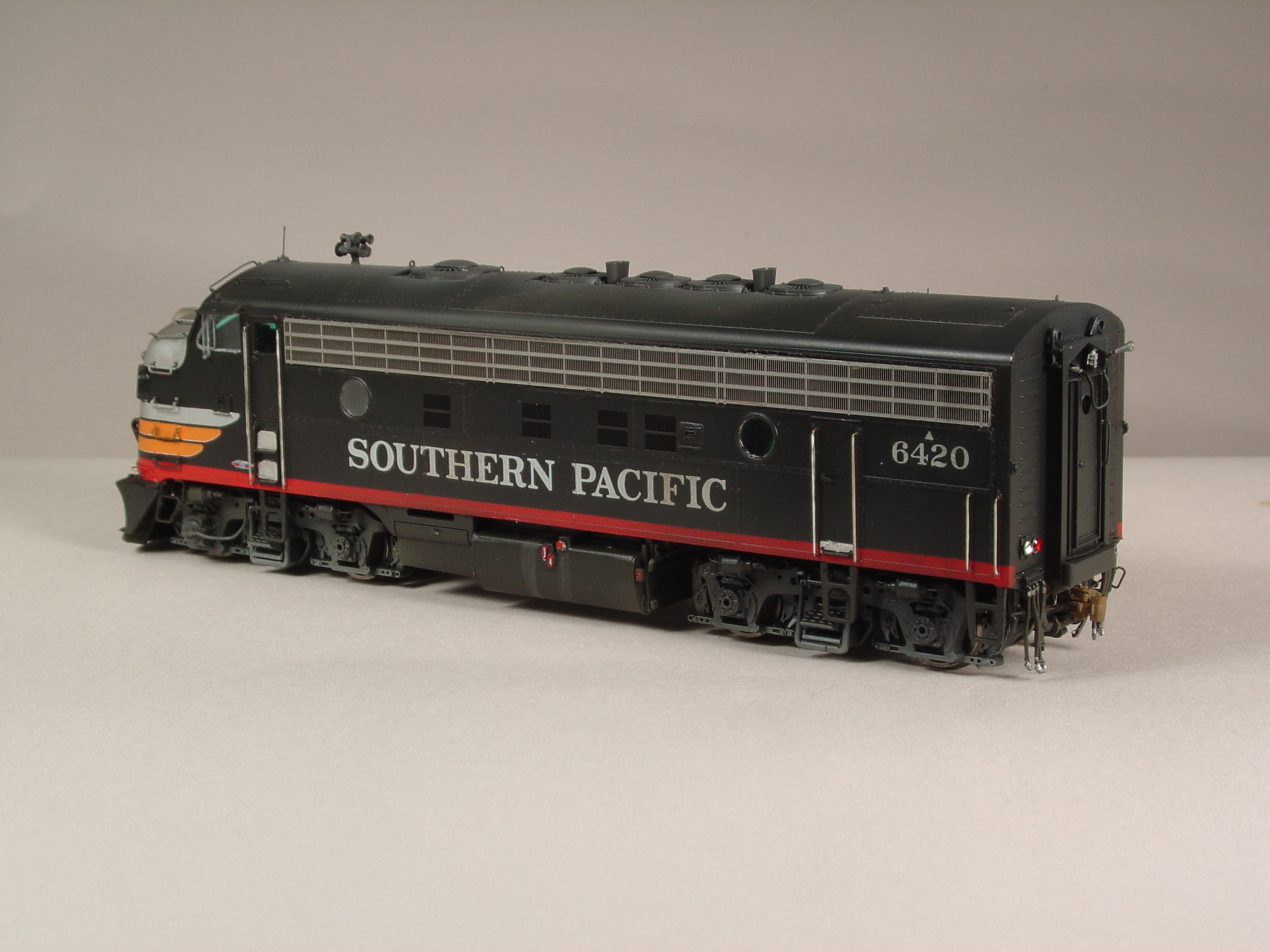Highliners 1004 F-Series B Unit with Screens Model Kit HO Scale